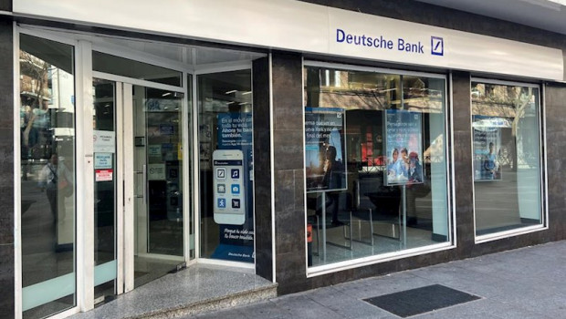 ep puerta de entrada a una de las sucursales de deutsche bank en madrid
