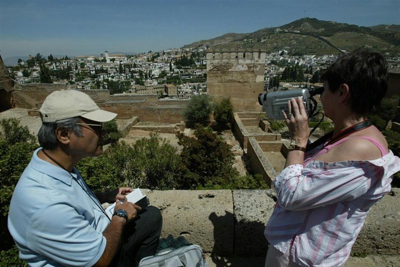 ep turistas en la alhambra granada en imagen de archivo