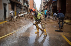 ep un bombero sujeta una manguera de extraccion a 4 de noviembre de 2024 en benetusser valencia