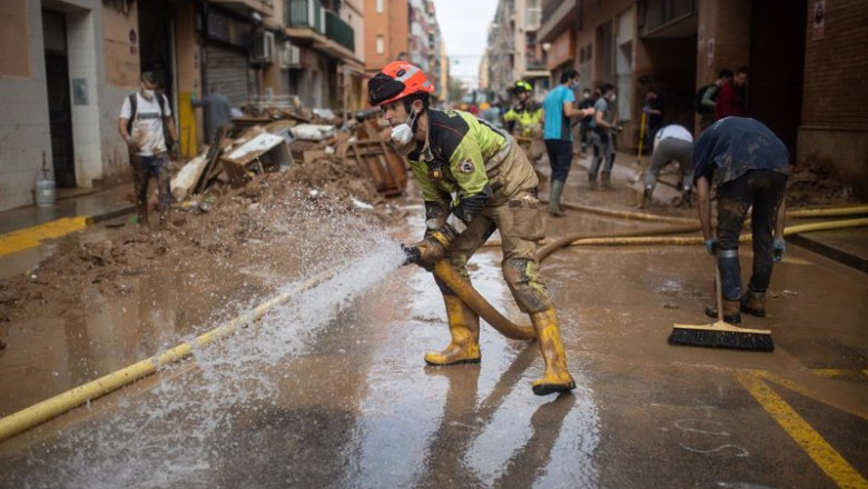 ep un bombero sujeta una manguera de extraccion a 4 de noviembre de 2024 en benetusser valencia ep un bombero sujeta una manguera de extraccion a 4 de noviembre de 2024 en benetusser valencia