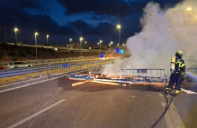 ep un bommbero sofoca una barricada en uno de los accesos a cadiz por la huelga del metal