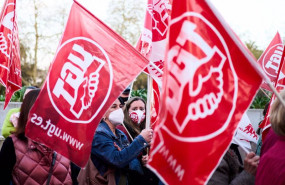 ep un grupo de personas sostiene banderines de ugt en una imagen de archivo