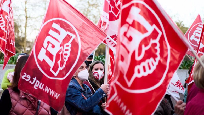 ep un grupo de personas sostiene banderines de ugt en una imagen de archivo