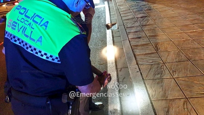 ep un policia local de sevilla actua ante un siniestro en la calle ep un policia local de sevilla actua ante un siniestro en la calle