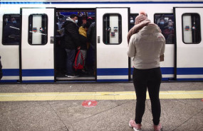 ep un tren de metro lleno de gente en madrid en la manana de este lunes