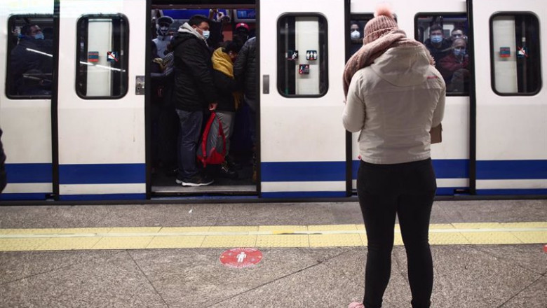 ep un tren de metro lleno de gente en madrid en la manana de este lunes ep un tren de metro lleno de gente en madrid en la manana de este lunes