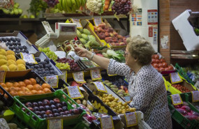 ep una mujer comprando