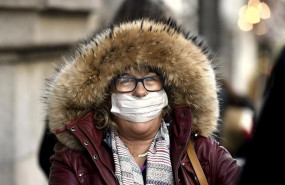 ep una mujer con mascarilla se dirige a la basilica de jesus de medinaceli con motivo de la