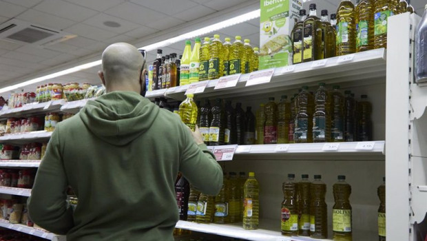 ep una persona comprando aceite en un supermercado