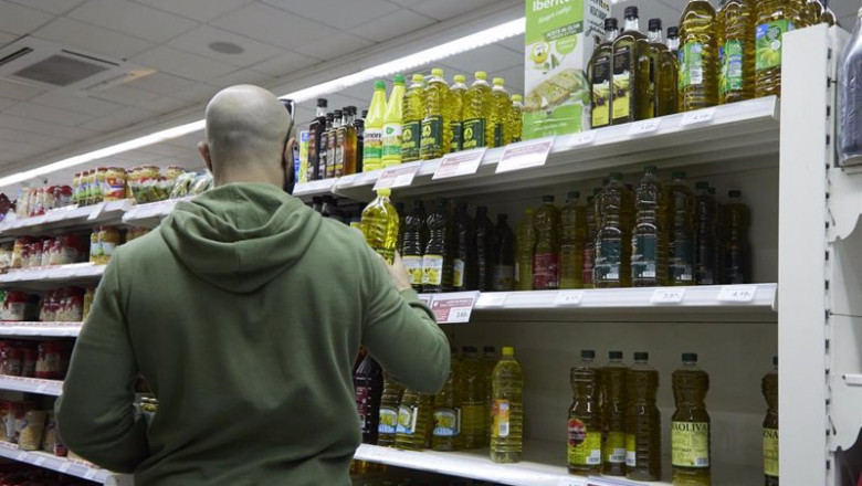 ep una persona comprando aceite en un supermercado ep una persona comprando aceite en un supermercado