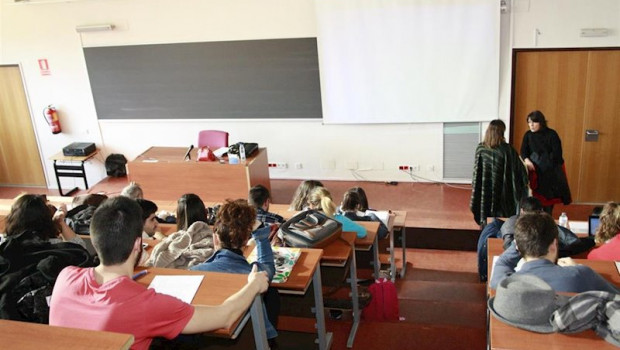 ep una profesora de la universidad de toledo durante una clase