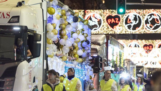 ep varias personas durante la cabalgata de reyes en el distrito de carabanchel a 4 de enero de 2026