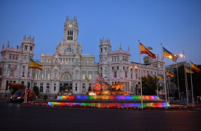 ep vista de la fuente y el palacio de cibeles con los colores de la bandera lgtb a 6 de julio de