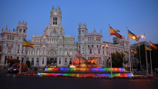 ep vista de la fuente y el palacio de cibeles con los colores de la bandera lgtb a 6 de julio de