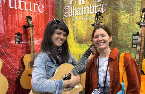 visitantes en el stand de alhambra guitarras en namm california 