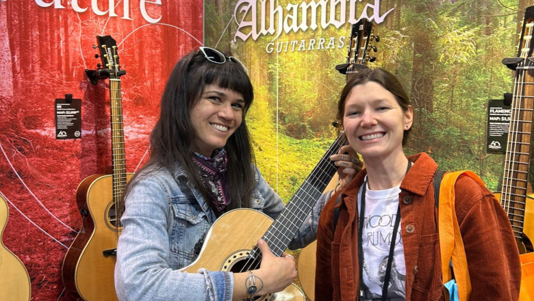 visitantes en el stand de alhambra guitarras en namm california 