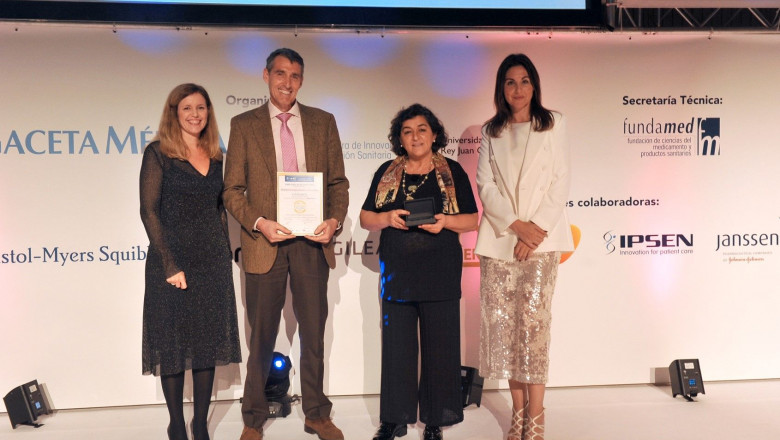 1573117735 2019 10 31 la dra gonz lez enguita recogi junto al gerente de la fjd juan antonio lvaro de la parra el premio bic 2019 al mejor hospital en urolog a
