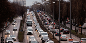 des voitures roulent sur le mittlerer ring a munich en allemagne des voitures roulent sur le mittlerer ring a munich en allemagne