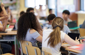 ep archivo   dos jovenes estudiantes univesitarias en una aula