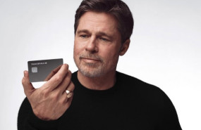ep archivo   el actor brad pitt junto con una tarjeta de trade republic