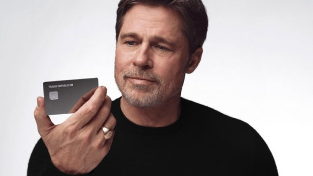 ep archivo   el actor brad pitt junto con una tarjeta de trade republic