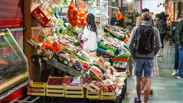 ep archivo   gente comprando en un mercado de sevilla