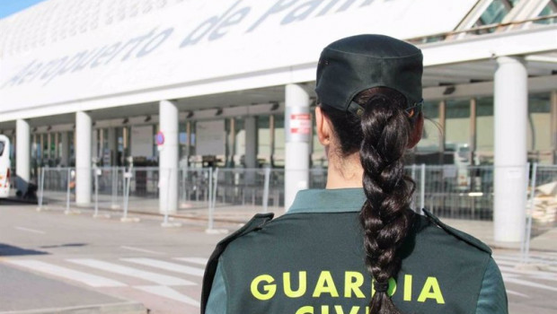 ep archivo   guardia civil en el aeropuerto de palma