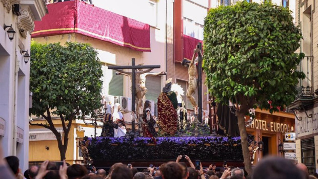 ep archivo   la hermandad de la carreteria avanza hacia la santa iglesia catedral el viernes santo a