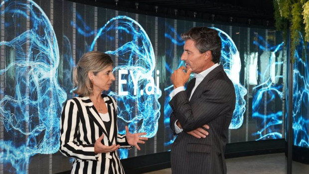 ep archivo   la nueva responsable de inteligencia artificial de ey beatriz sanz y el presidente de