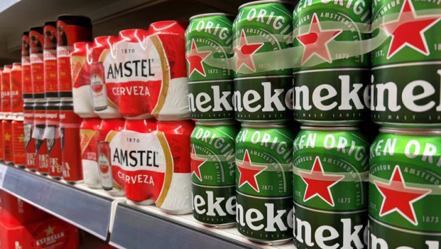 ep archivo latas de heineken y amstel en los lineales de supermercados ep archivo latas de heineken y amstel en los lineales de supermercados