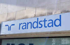 ep archivo   logo de randstad en una de sus oficinas