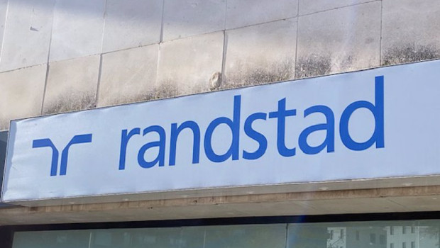 ep archivo   logo de randstad en una de sus oficinas