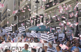 ep archivo   manifestantes lanzan billetes al aire durante una marcha contra la reforma de la ley de