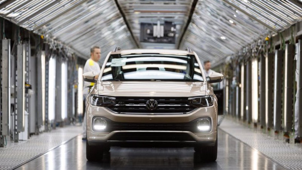 ep archivo   modelo t cross saliendo de la cadena de montaje de vw navarra