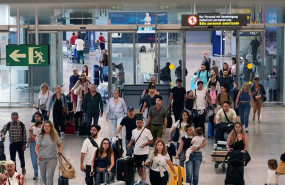 ep archivo   turistas llegadando al aeropuerto de malaga costa del sol