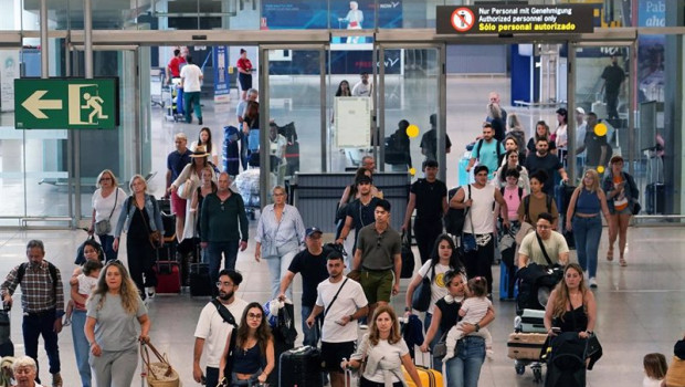 ep archivo   turistas llegadando al aeropuerto de malaga costa del sol