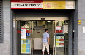 ep archivo   un hombre entra a la oficina de empleo de acacias a 4 de octubre de 2022 en madrid