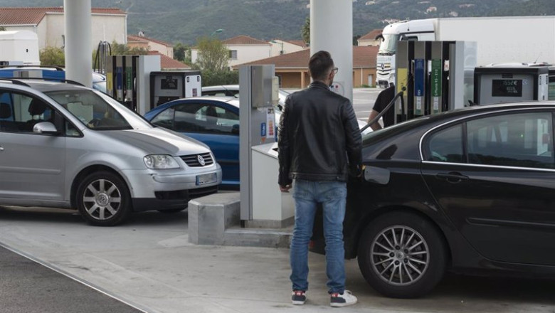 ep archivo un hombre resposta su vehiculo en una gasolinera de el boulou ep archivo un hombre resposta su vehiculo en una gasolinera de el boulou