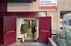 ep archivo   un hombre y una mujer salen de una oficina de empleo en madrid