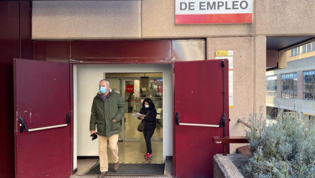 ep archivo   un hombre y una mujer salen de una oficina de empleo en madrid