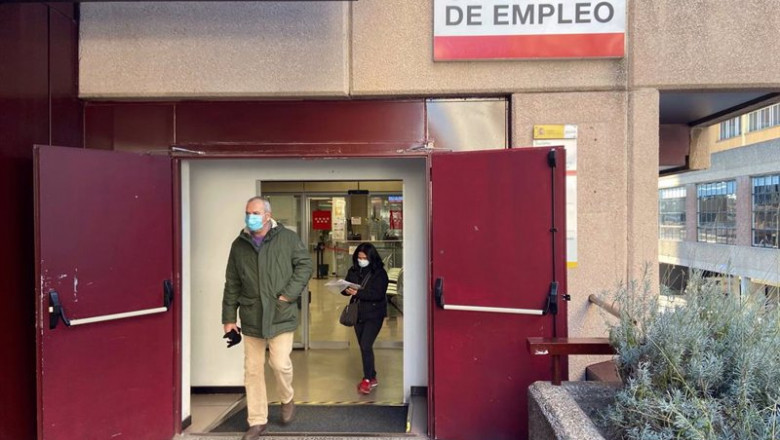 Archivo - Un hombre y una mujer salen de una oficina de empleo en Madrid | Eduardo Parra - Europa Press - Archivo ep archivo un hombre y una mujer salen de una oficina de empleo en madrid
