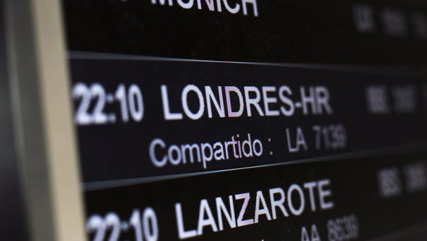 ep archivo   un panel que anuncia la llegada de un vuelo de londres