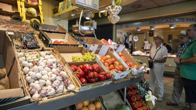 ep archivo   un puesto de frutas y verduras en un mercado de sevilla andalucia