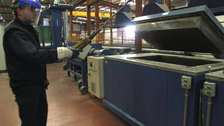 EUROPA PRESS - Archivo ep archivo un trabajador en una fabrica industrial