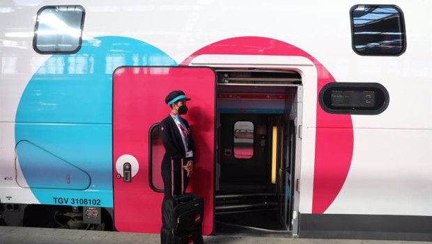 ep archivo   una empleada de ouigo espera en la puerta de un tren