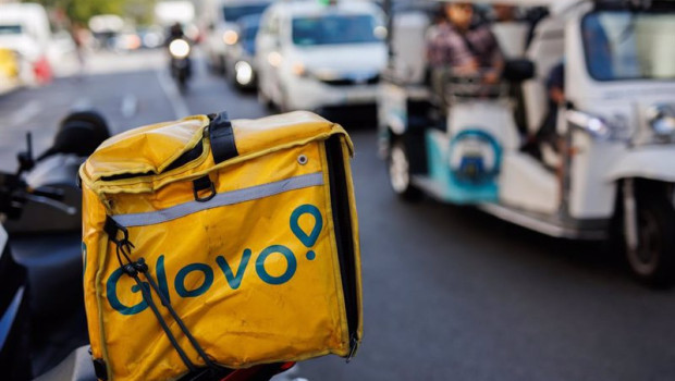 ep archivo   una mochila de glovo por una calle del centro de madrid