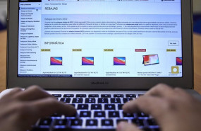 ep archivo   una persona compra con su ordenador