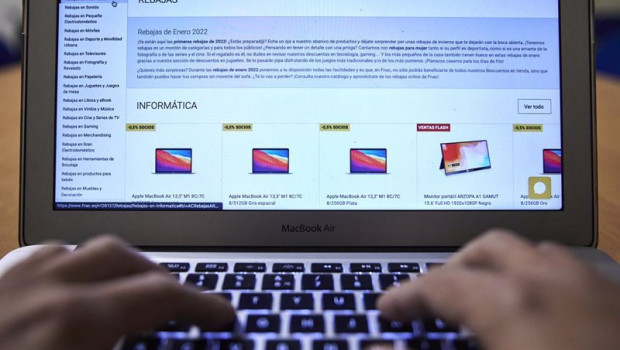 ep archivo   una persona compra con su ordenador