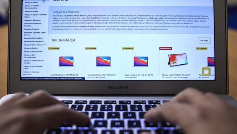 ep archivo   una persona compra con su ordenador