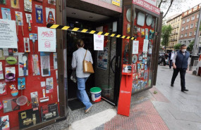 ep archivo   una persona entra en una ferreteria